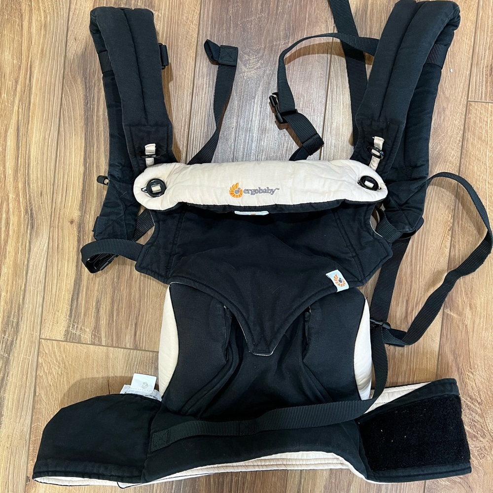 Ergobaby 360 Black and Camel Carrier